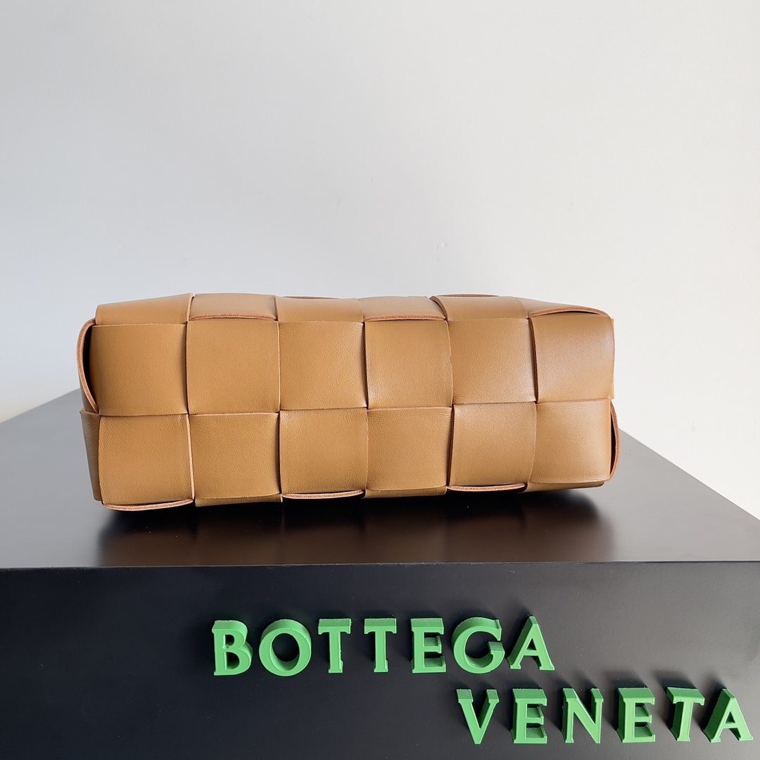 B0tt*ga Ven*ta Brick Cassette Light Brown For Women‎ 11in/28cm