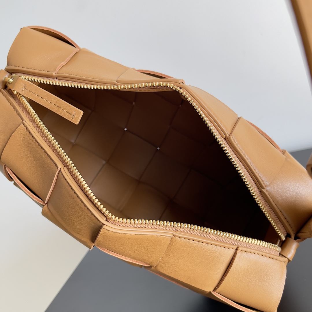 B0tt*ga Ven*ta Brick Cassette Light Brown For Women‎ 11in/28cm