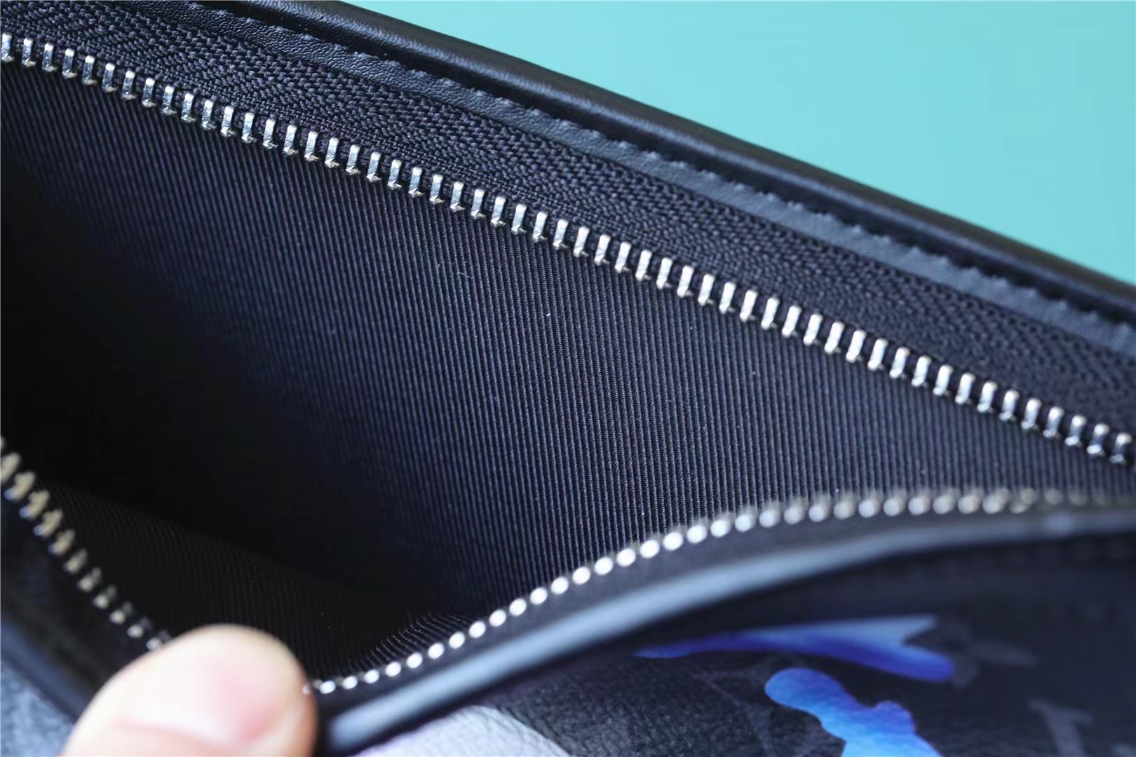 Gaston Wearable Wallet Bag Shouder Bags Black For Men 8.7in/22cm M81753