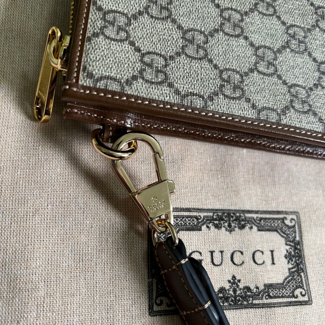 Pouch With Interlocking G Brown For Men 12in/30.5cm 672953 92TCG 8563