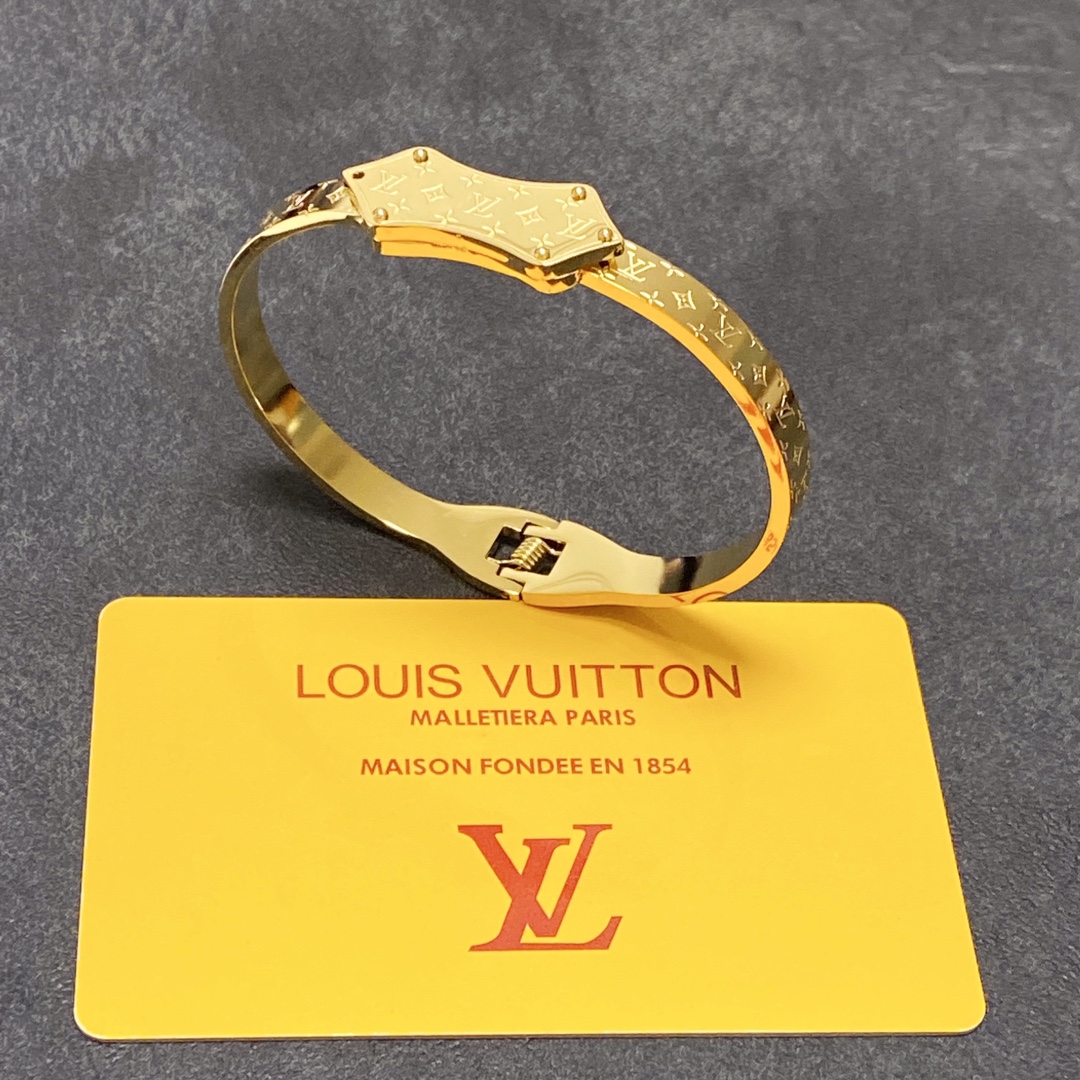 L0vis Vvtt0n LV Titan Bracelet Gold Tone For Women