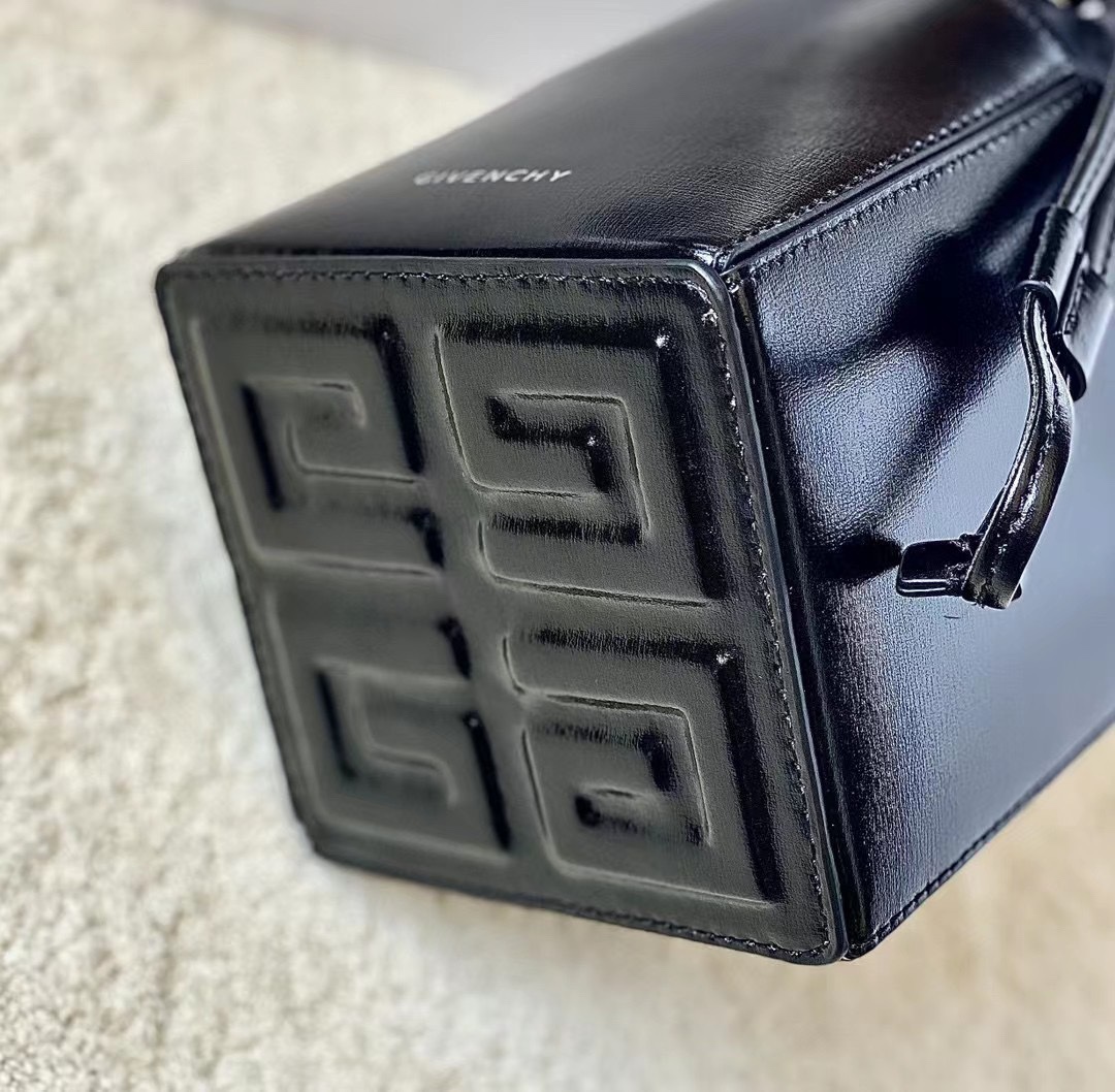 Givenchy Mini Cut Out Bucket Bag Black/White For Women‎ 6.3in/16cm BB50NRB1GV 001