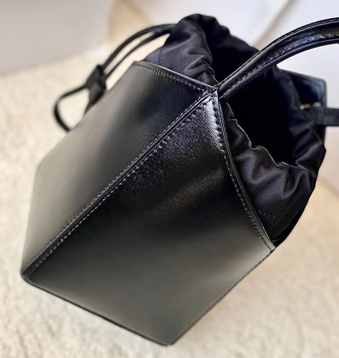 Givenchy Mini Cut Out Bucket Bag Black/White For Women‎ 6.3in/16cm BB50NRB1GV 001