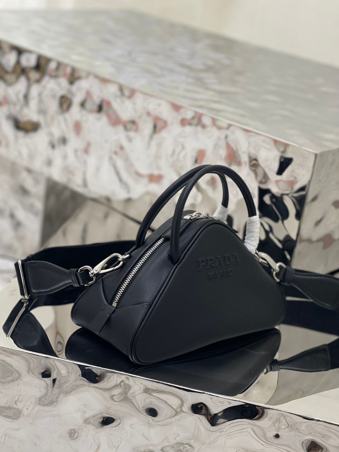 Pra*a Triangle Bag White/Black For Women 9.8 in / 25 cm 1BB082_2BYA_F0009_V_NEO