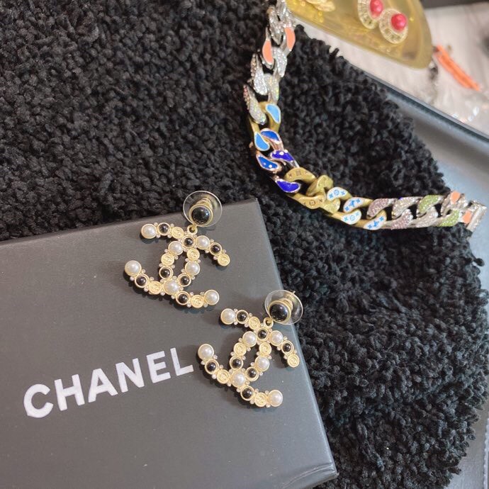 Ch**el Combinating White And Black Pearl Earrings Gold Tone For Women