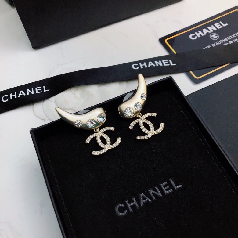 Ch**el Horn Shape Earrings Gold Tone For Women
