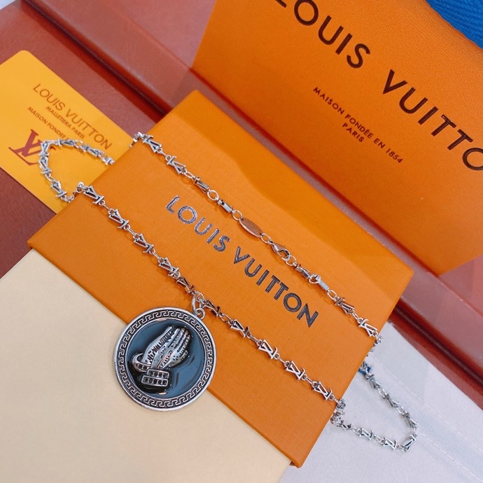L0vis Vvtt0n LV Letter Necklace Silver For Women