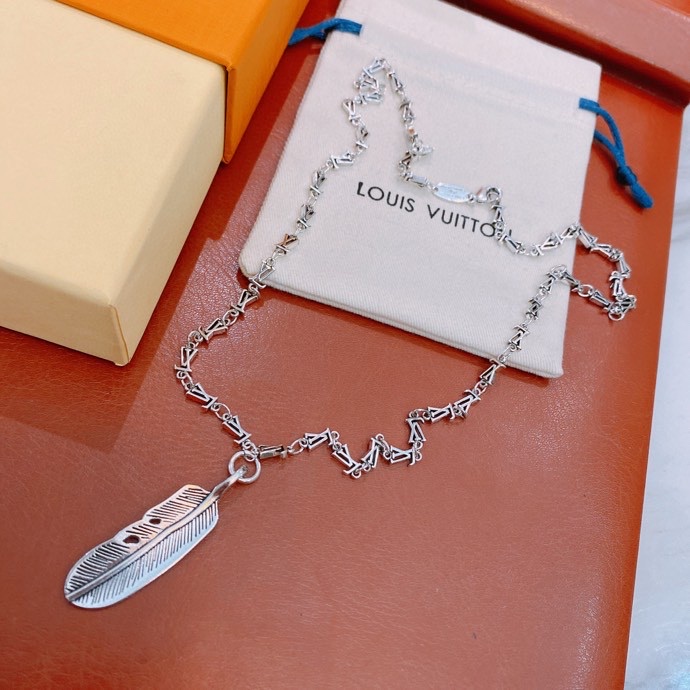 L0vis Vvtt0n Leaf Necklace Silver For Women