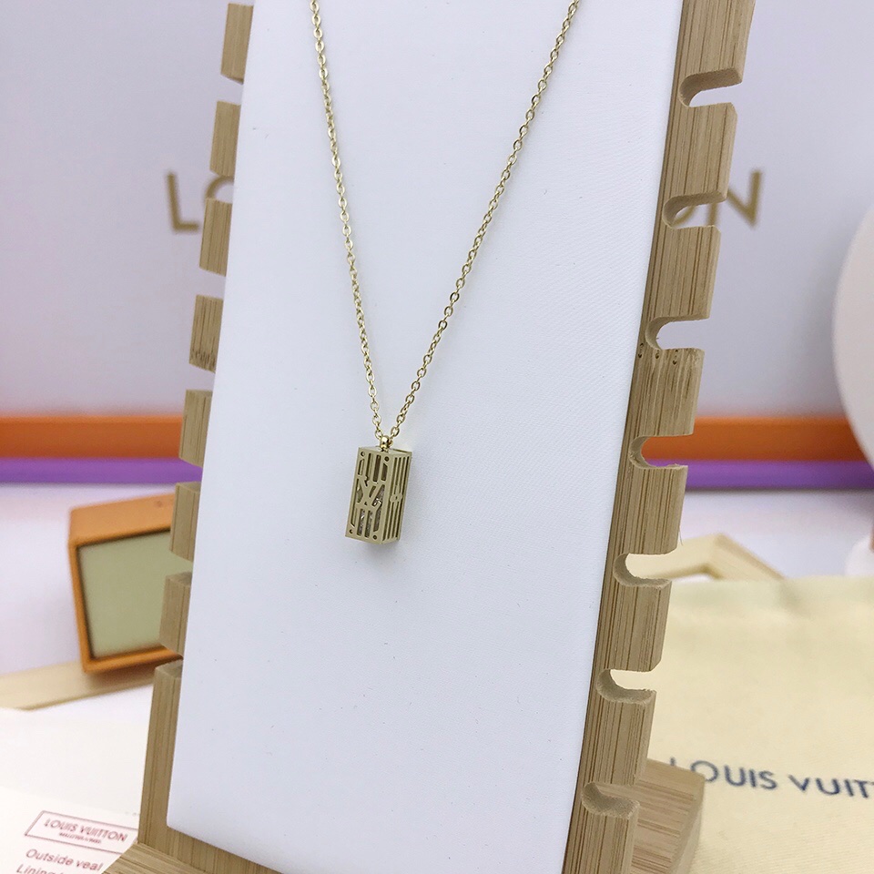 L0vis Vvtt0n Rectangular Pendant Necklace Gold Tone For Women
