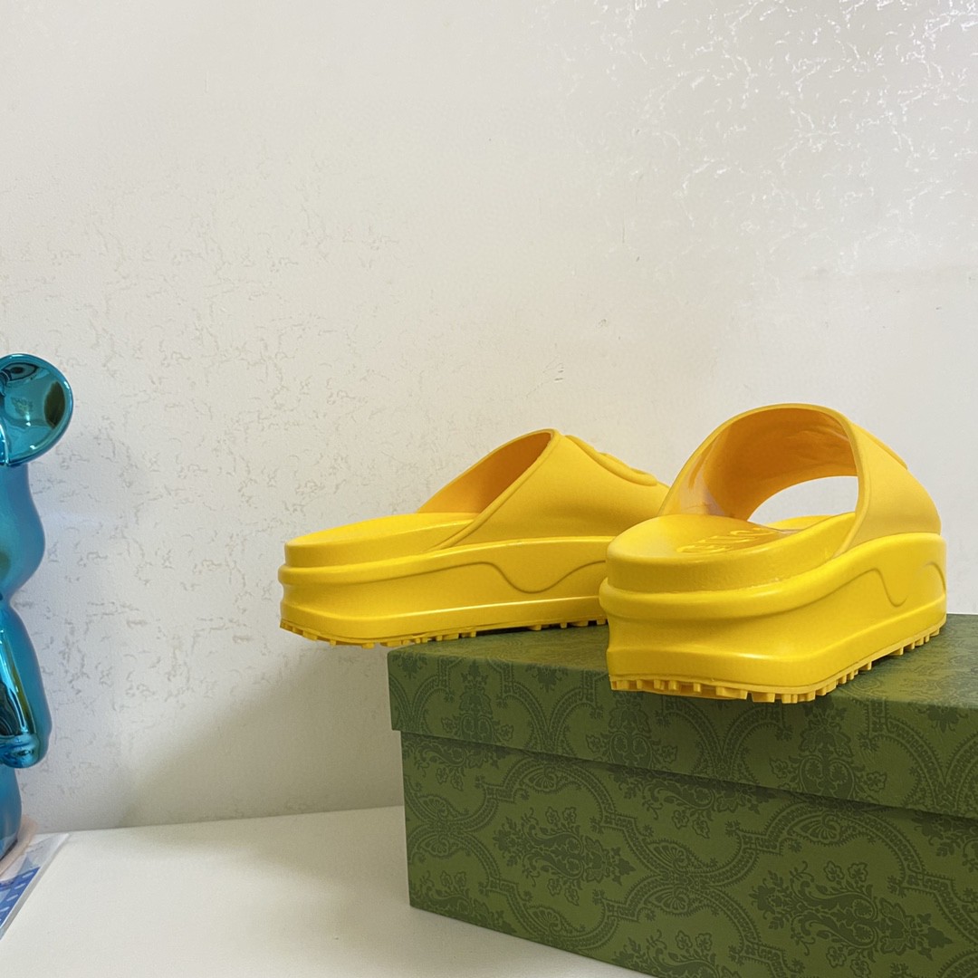 Gvc*1 Interlocking G Slide Sandal Yellow For Men