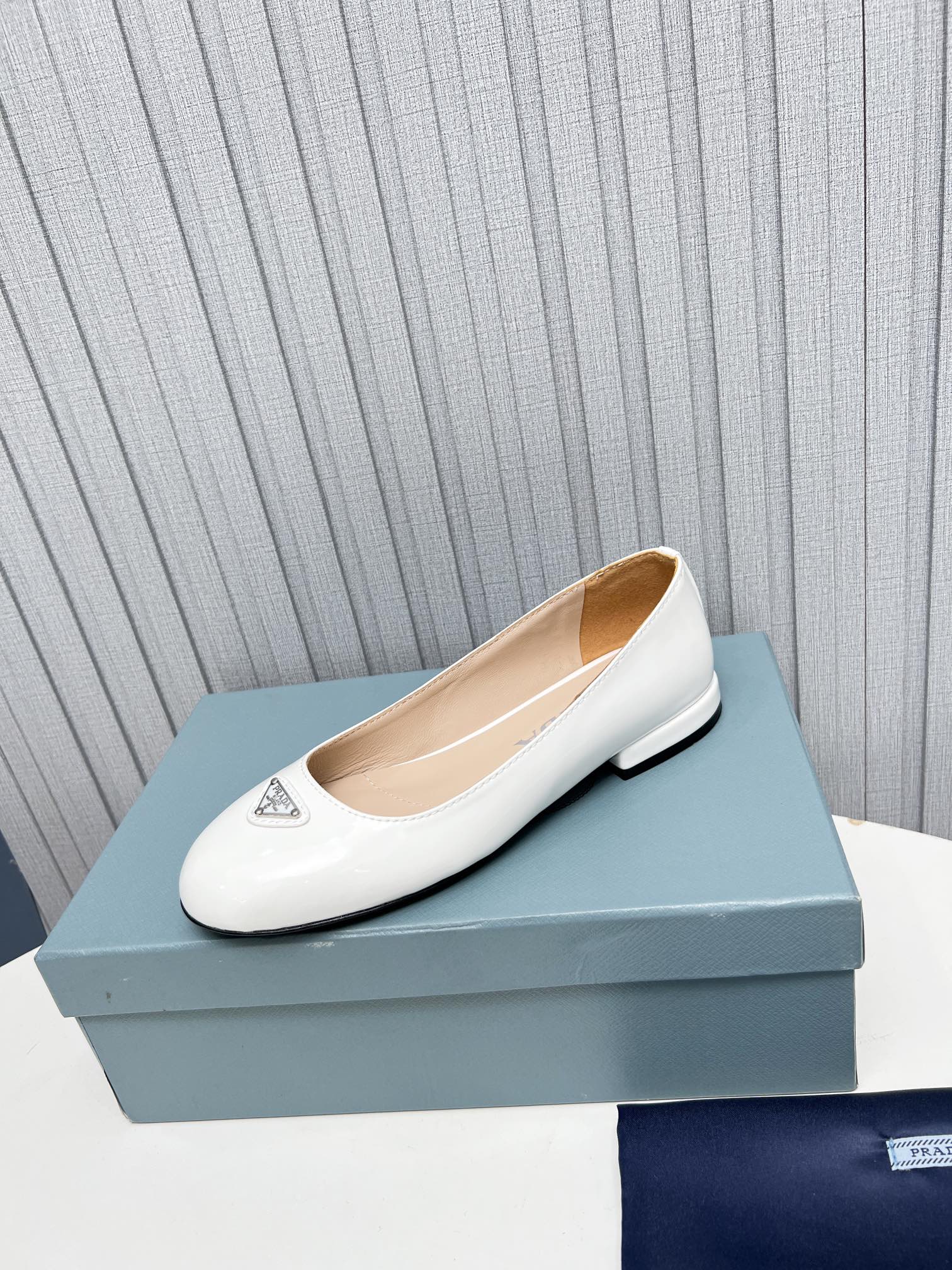 Pra*a Patent Ballerinas White For Women 1F200N_069_F0304_F_015