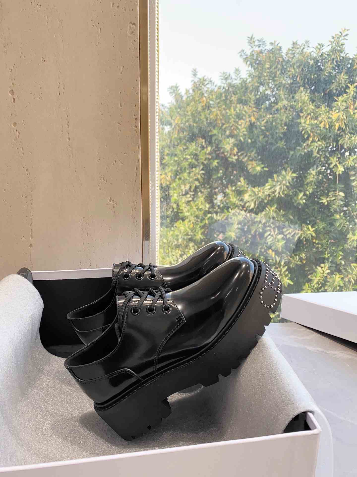 Ce1i*e Bulky Derby With Studded Outsole Black For Women 353303602C.38NO
