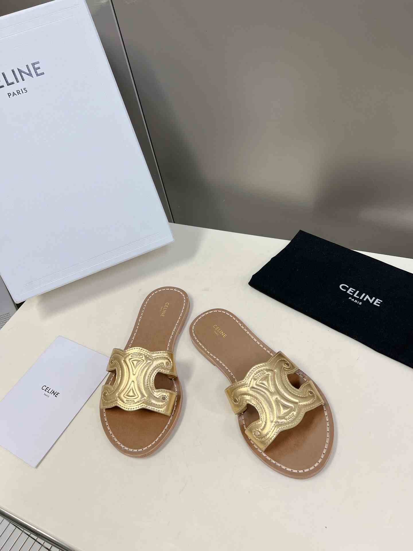 Ce1i*e Triomphe Mule In Metalized Gole Tone For Women