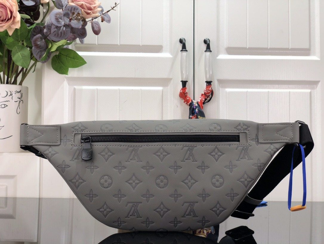 L0vis Vvtt0n Discovery Bumbag Grey For Men 44 cm/ 17.3 in M46108