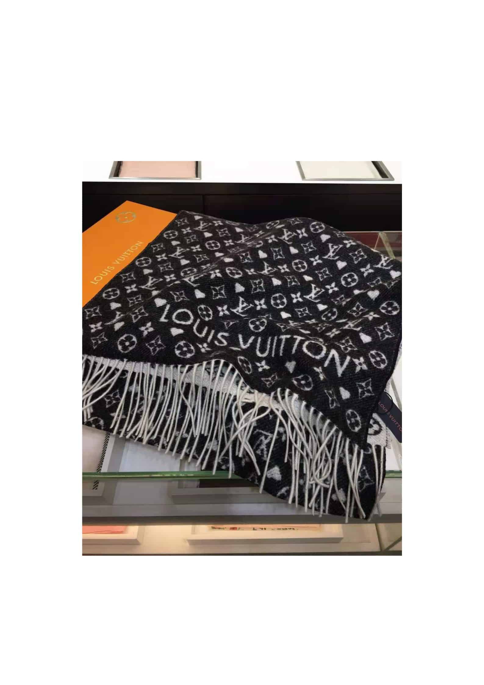 L0vis Vvtt0n Game On Scarf Black For Women MP2907