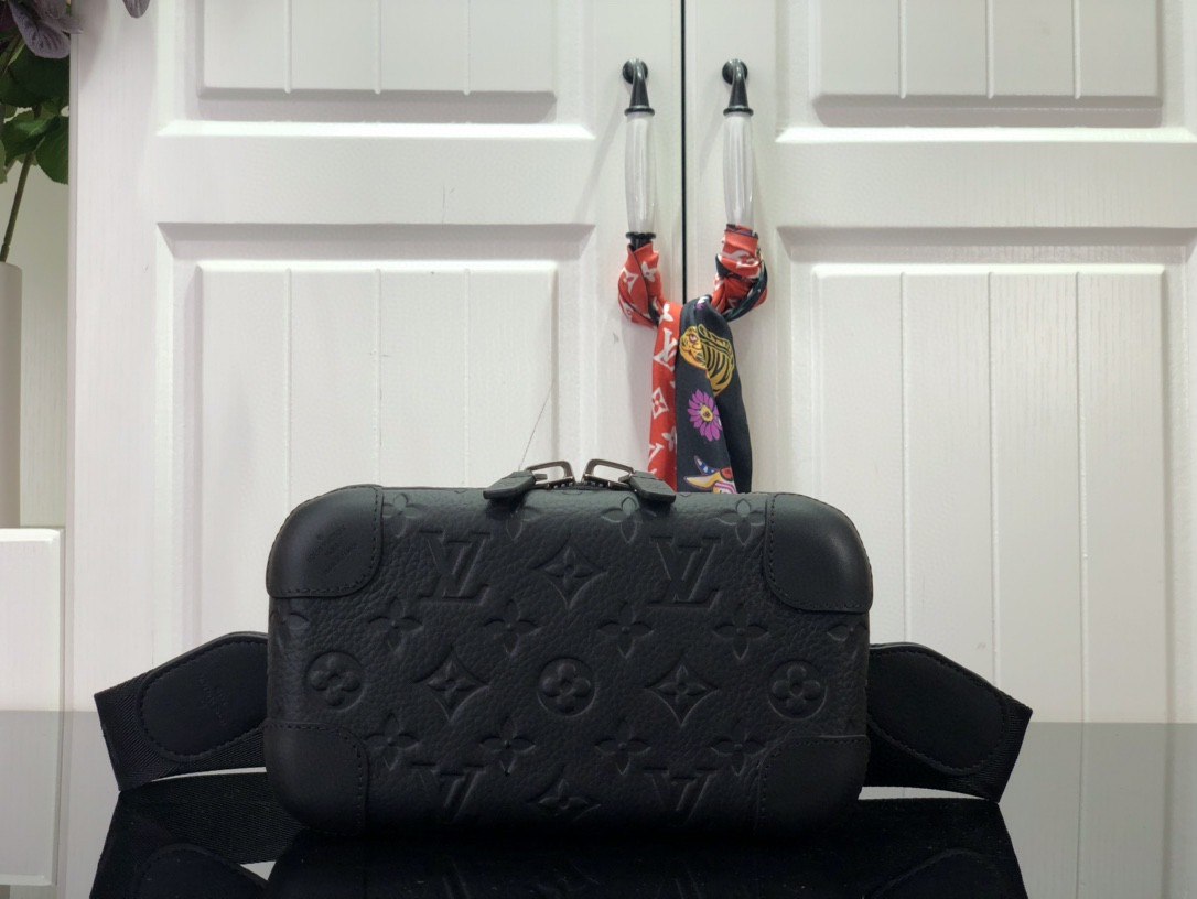 L0vis Vvtt0n Horizon Clutch Black 21cm/ 8.3 in