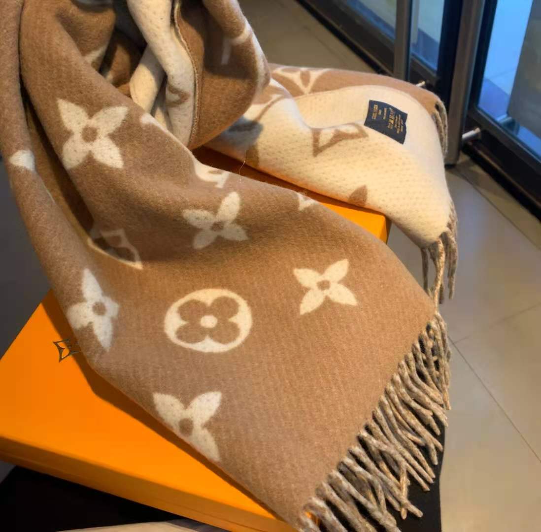 L0vis Vvtt0n LV Essential Scarf Brown For Women M77728