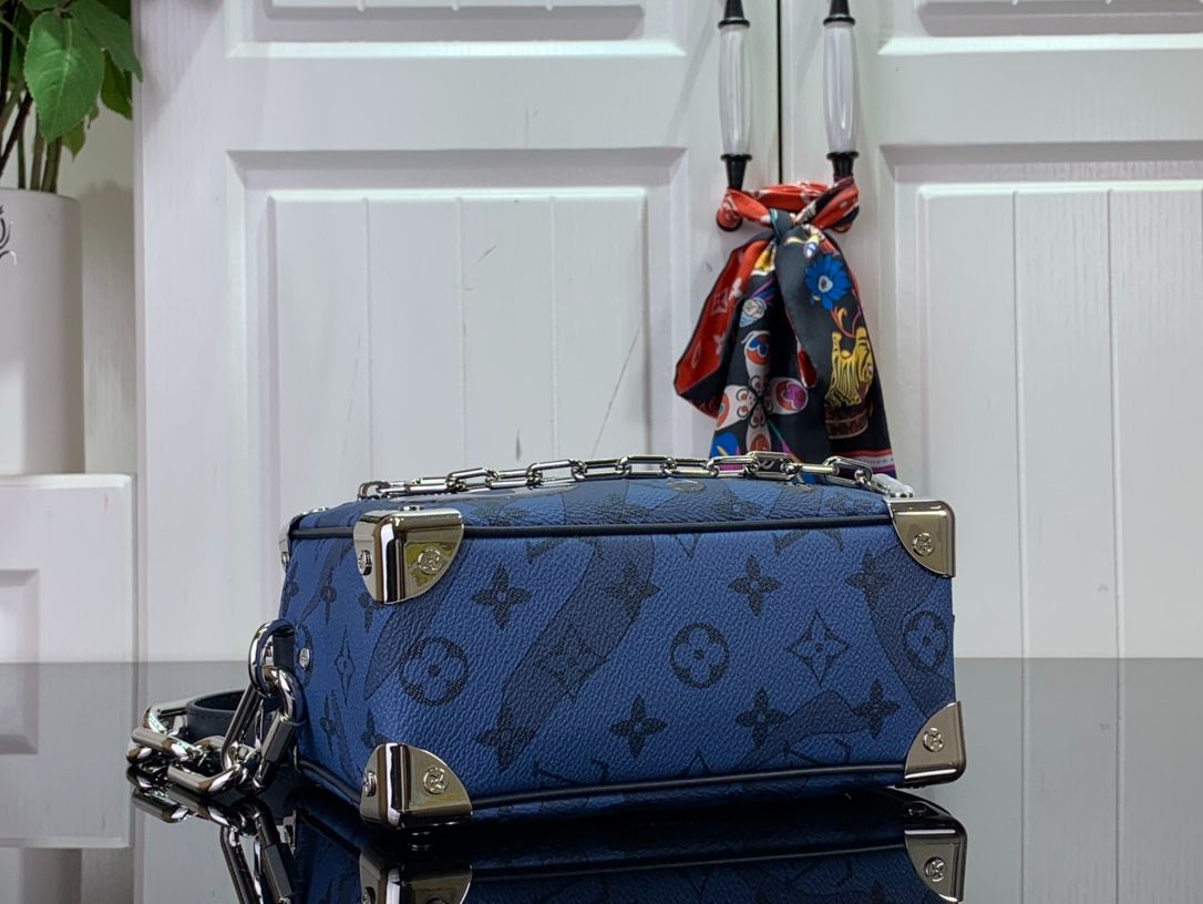 L0vis Vvtt0n Mini Soft Trunk Blue For Men 18.5 cm/ 7.3 in M22588