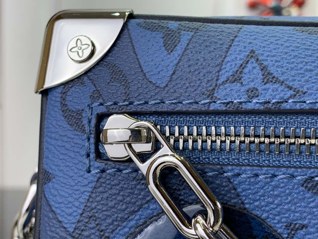 L0vis Vvtt0n Mini Soft Trunk Blue For Men 18.5 cm/ 7.3 in M22588