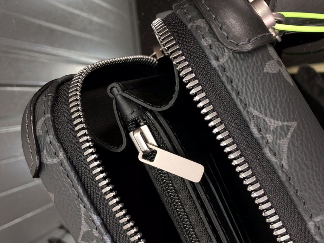 L0vis Vvtt0n Smooth Horizon Clutch Black 21cm/ 8.3 in