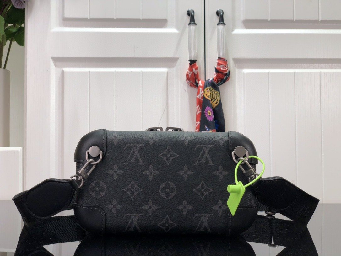 L0vis Vvtt0n Smooth Horizon Clutch Black 21cm/ 8.3 in