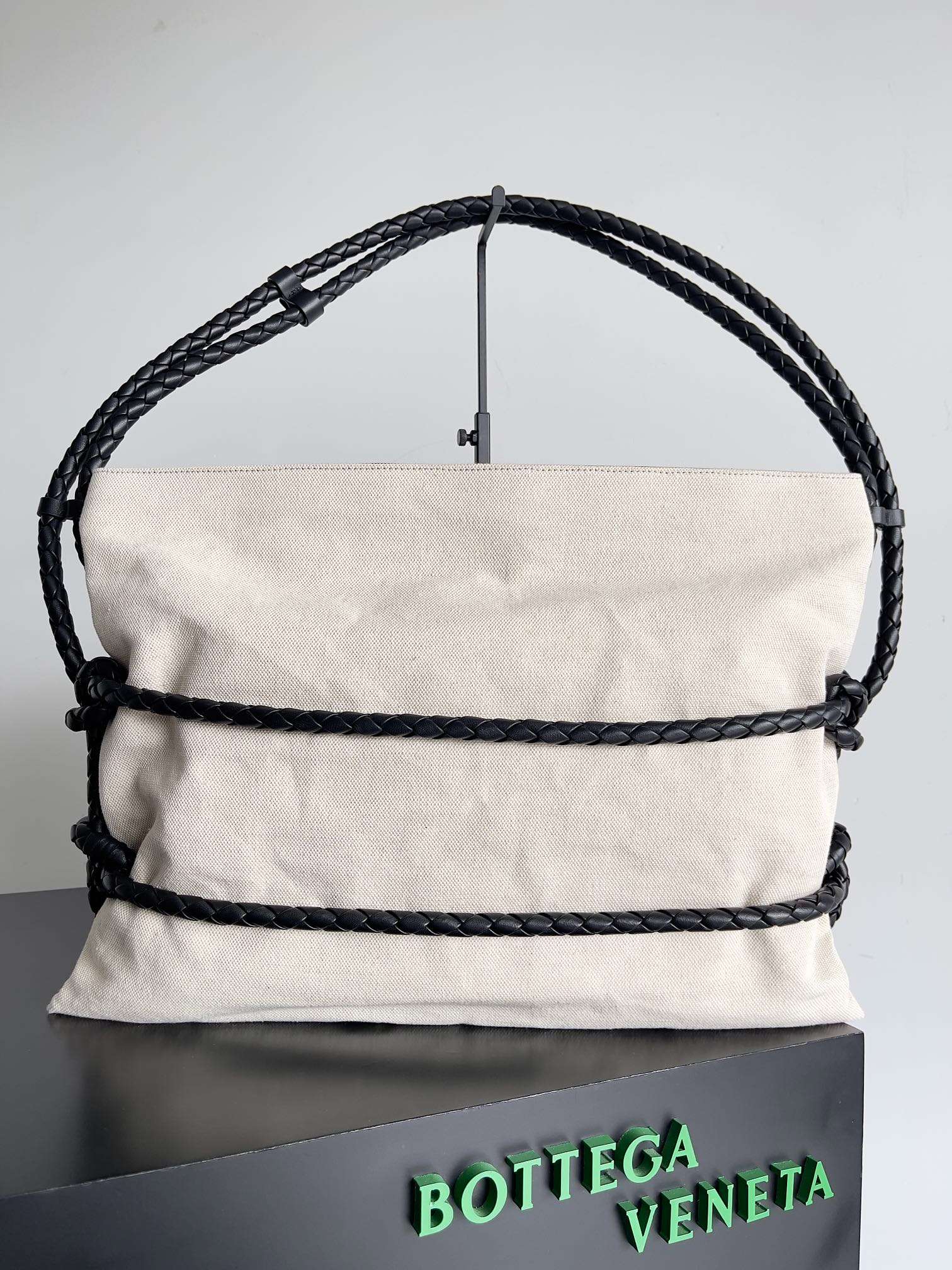 B0tt*ga Ven*ta Quadronno Shoulder Bag Cream For Women 18in/46cm