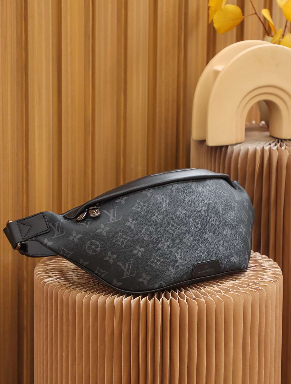 L0vis Vvtt0n Discovery Bumbag Black For Men 47cm / 18.5in M44336