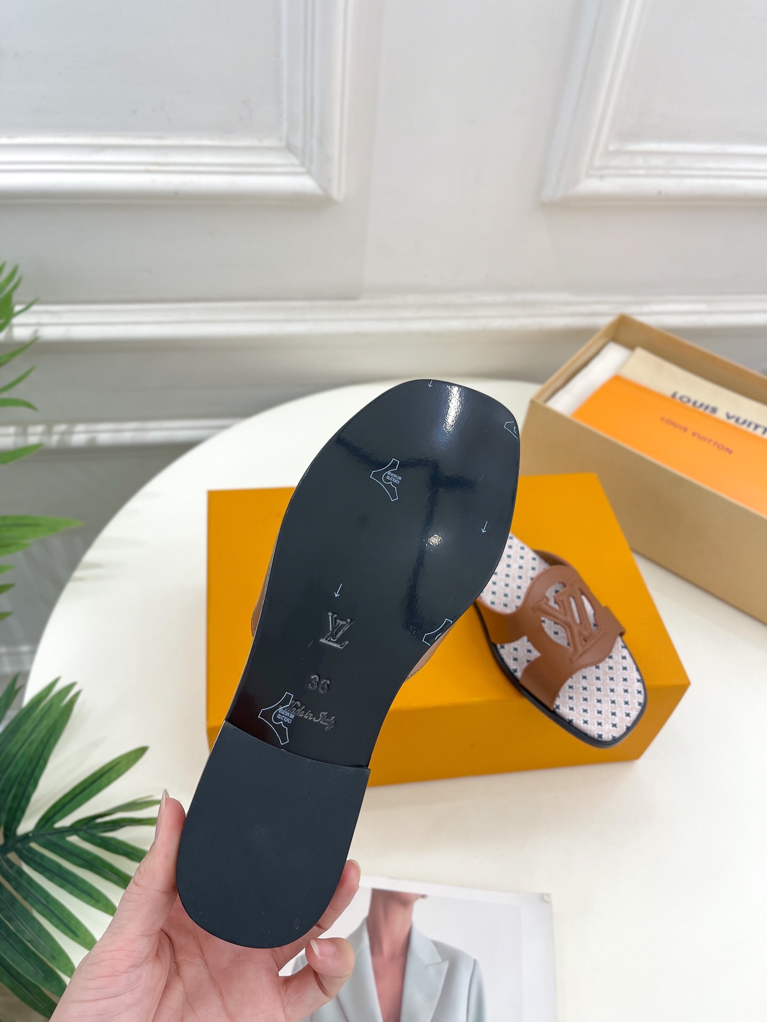 L0vis Vvtt0n Isola Flat Mule LV Dark Brown For Women