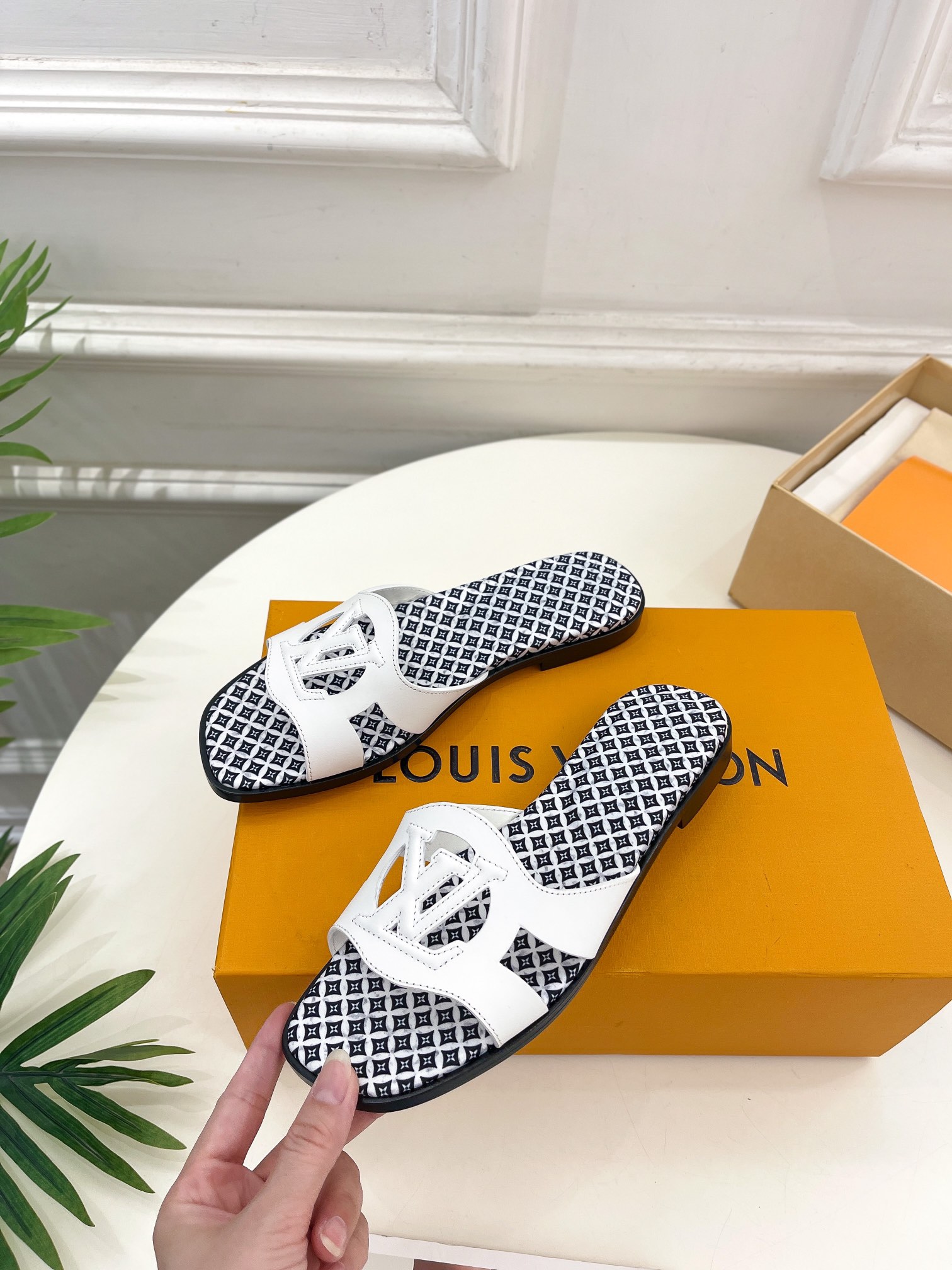 L0vis Vvtt0n Isola Flat Mule LV White For Women