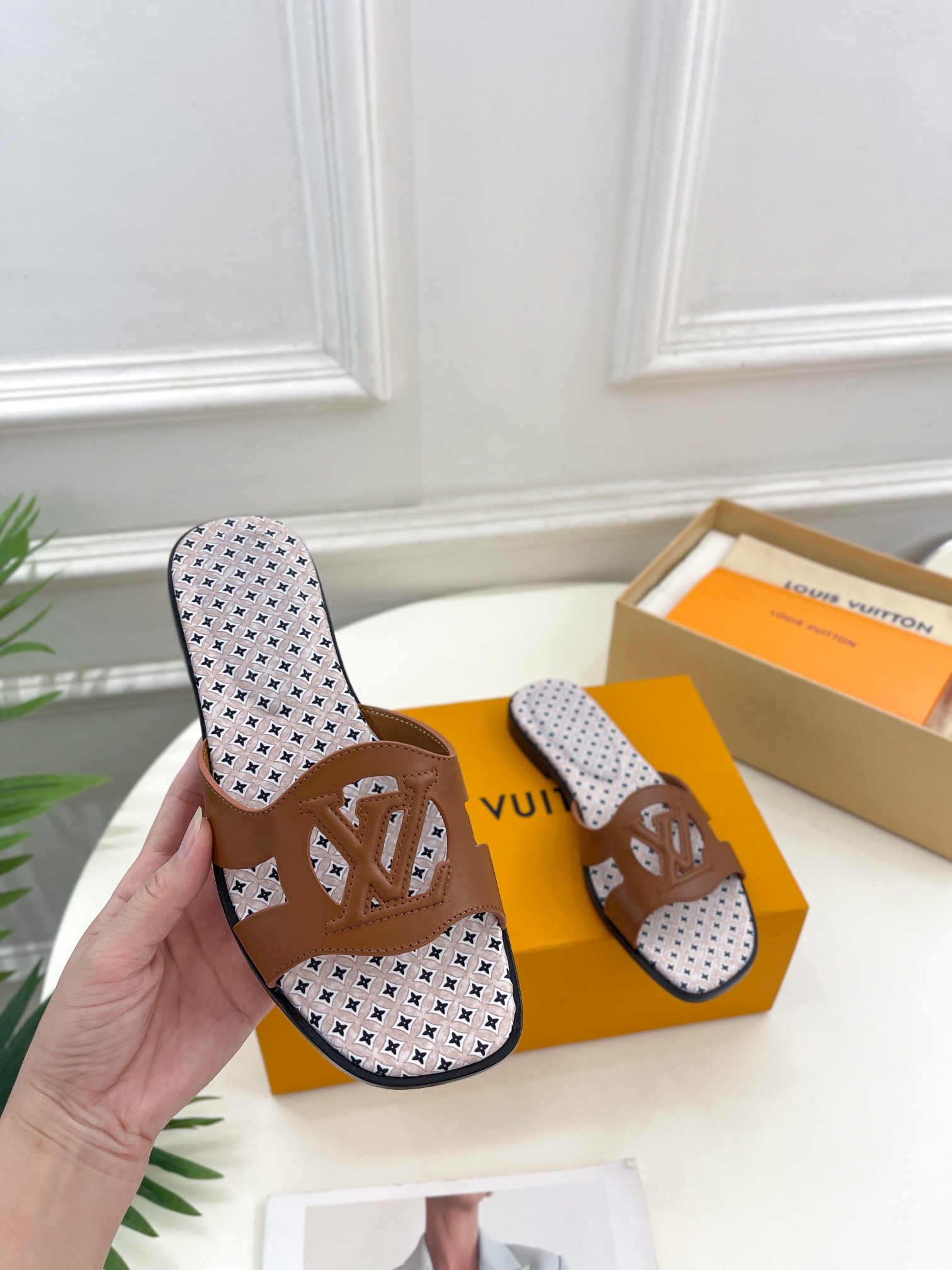 L0vis Vvtt0n Isola Flat Mule LV Dark Brown For Women