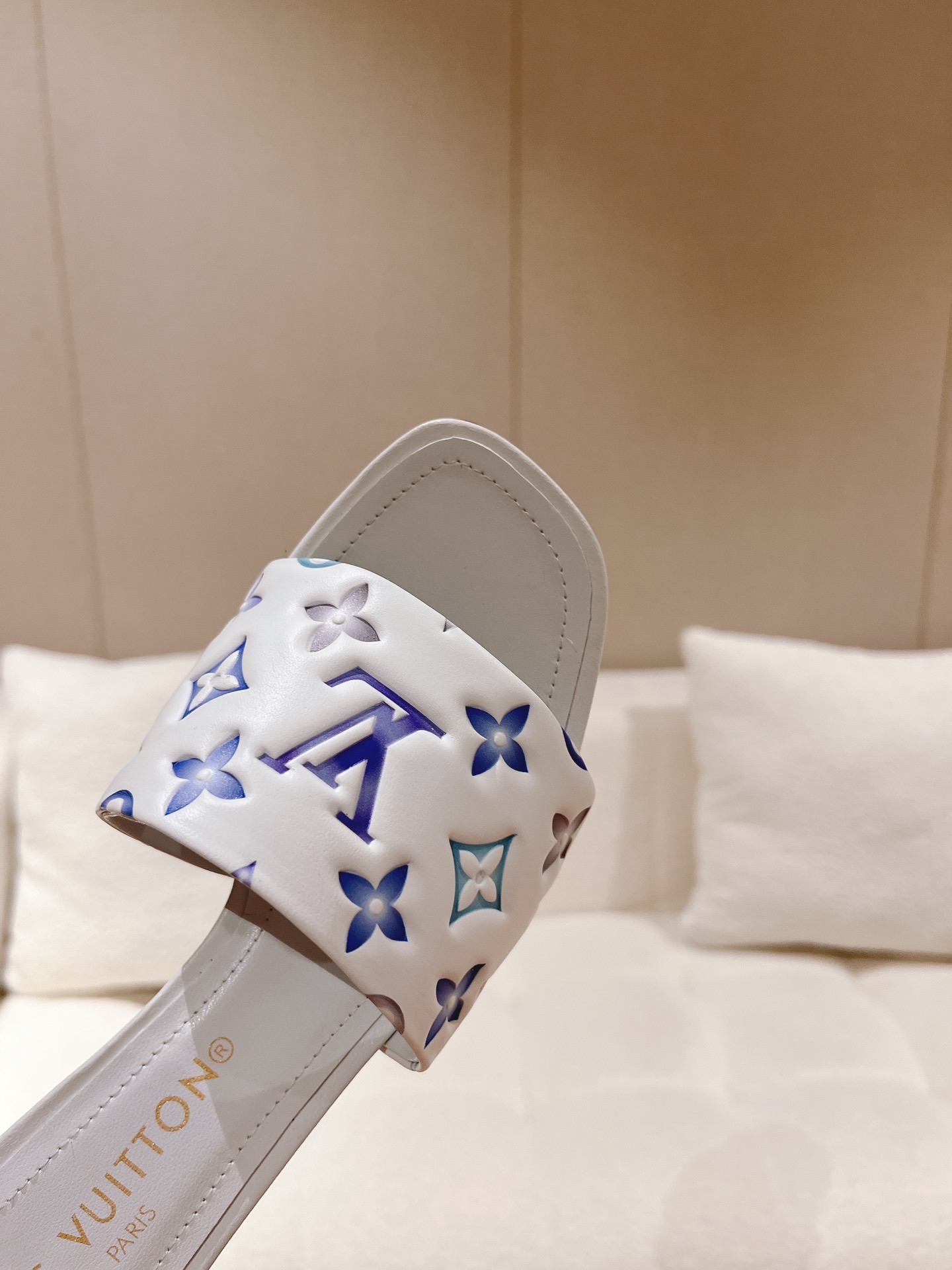 L0vis Vvtt0n Revival Mule White For Women