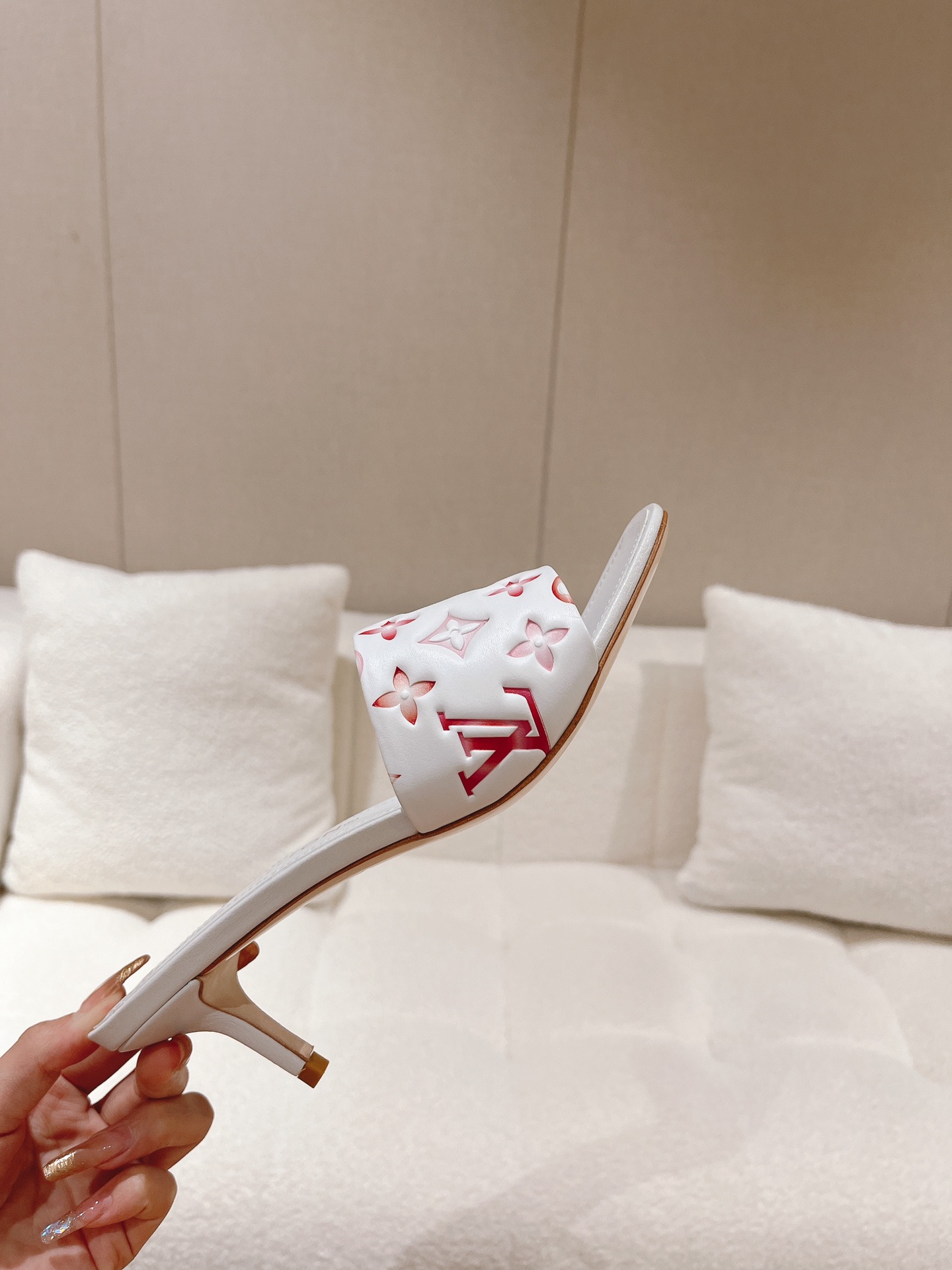 L0vis Vvtt0n Revival Mule White For Women