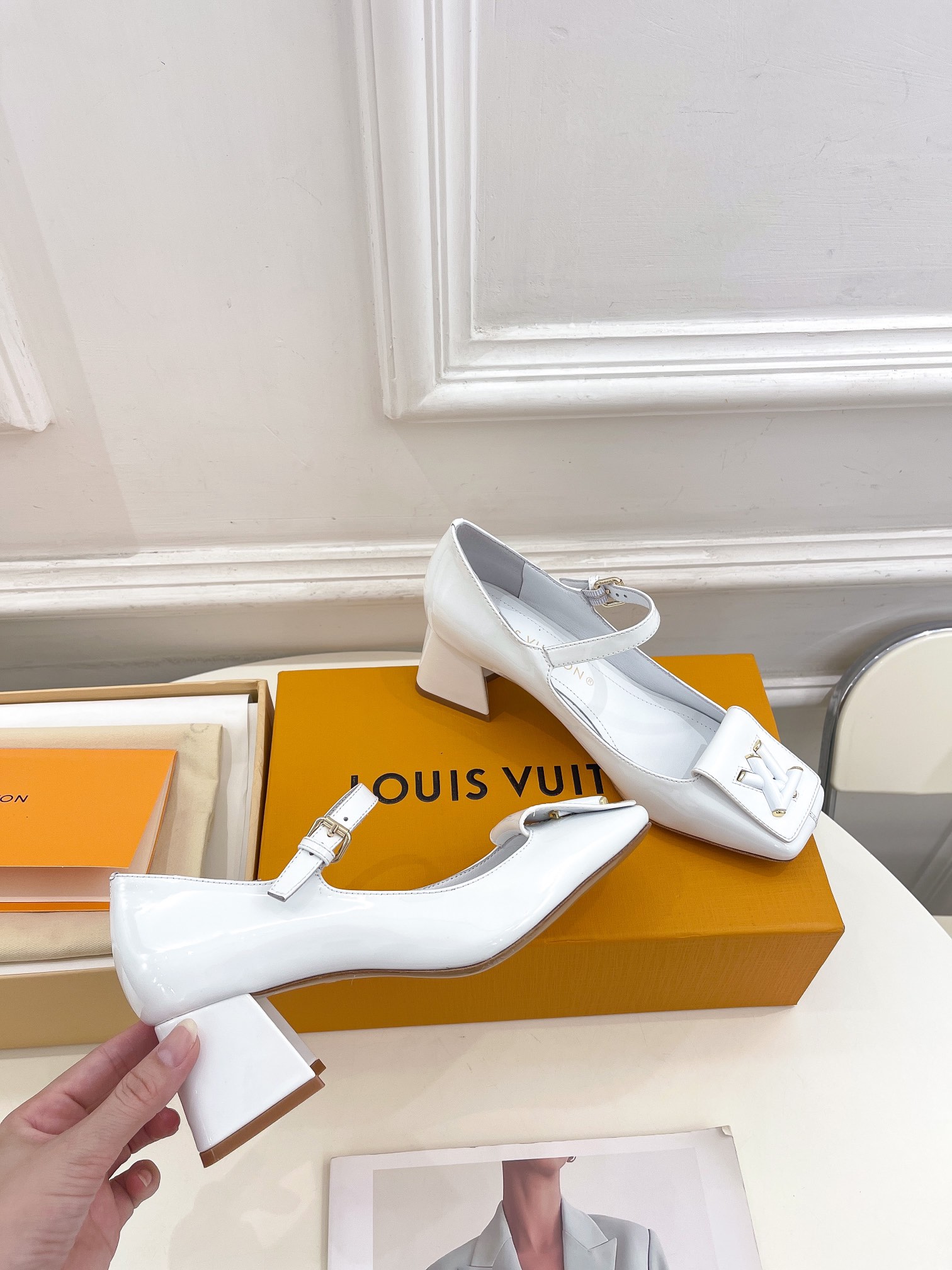 L0vis Vvtt0n Shake Pump White For Women 5.5 cm / 2.2-inch