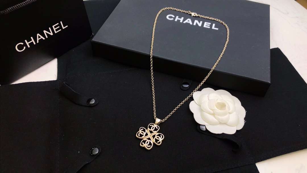 Ch**el Hollow C Double Heart-Shaped Short Necklace Gold For Women