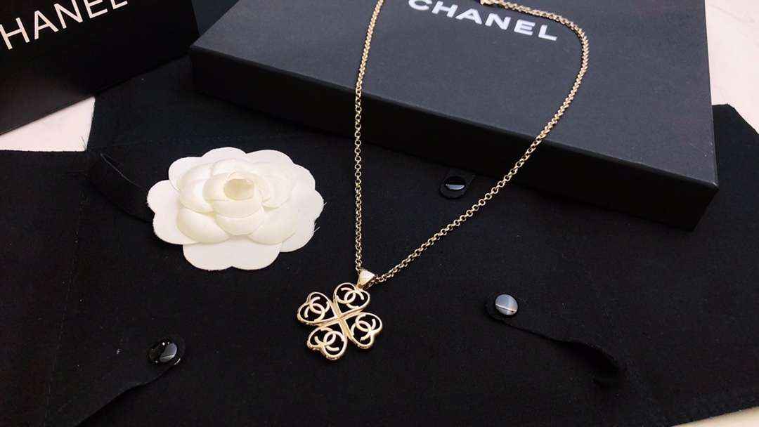 Ch**el Hollow C Double Heart-Shaped Short Necklace Gold For Women