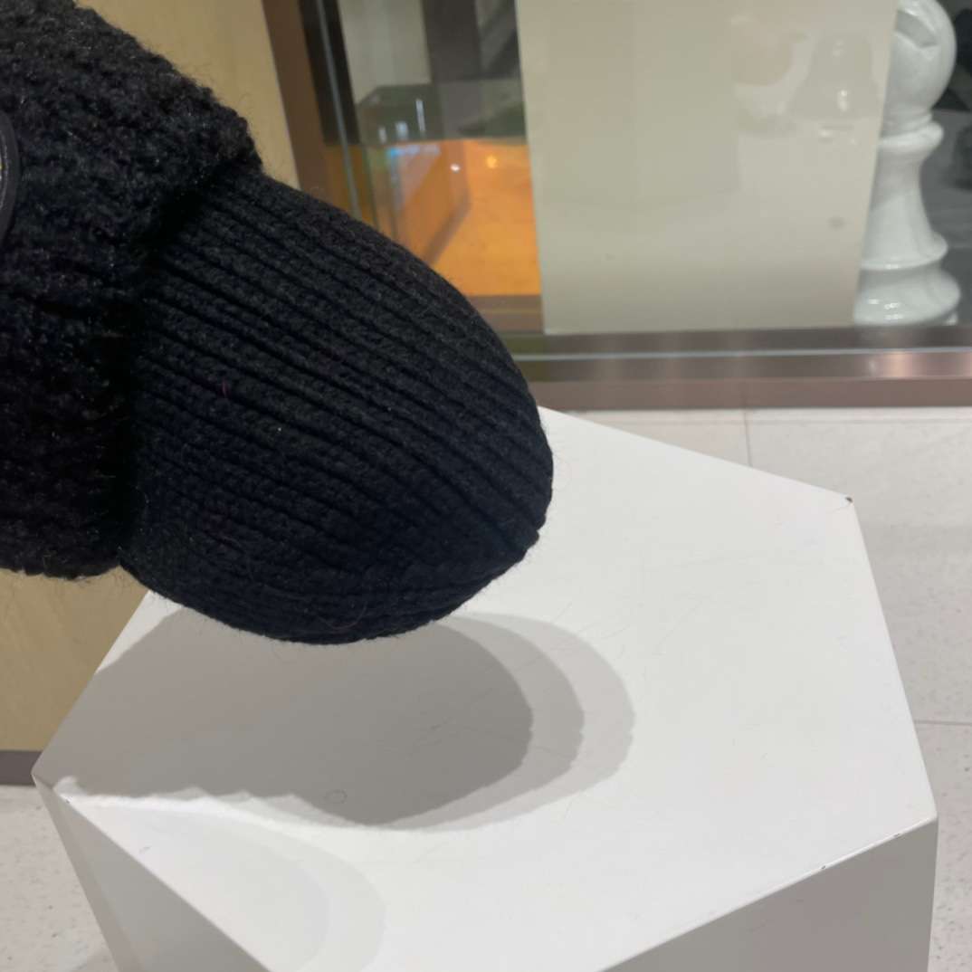 L0vis Vvtt0n Ahead Beanie Black For Women