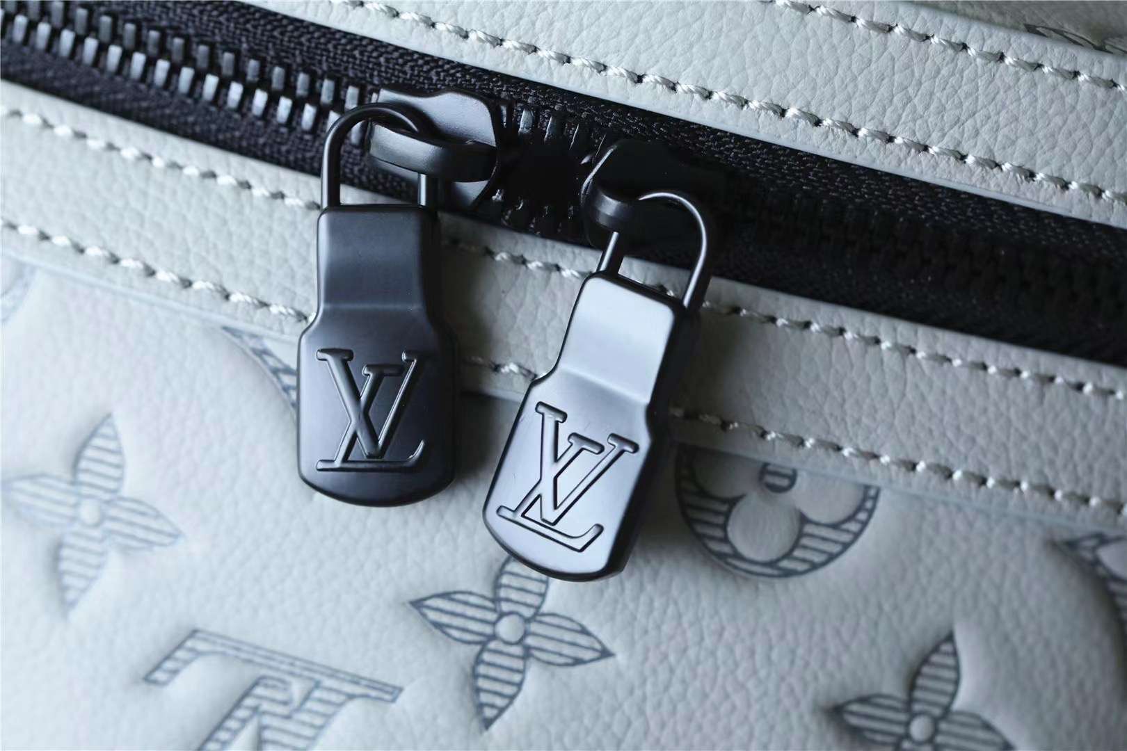 [True-to-ORIGINAL] L0vis Vvtt0n Discovery Backpack Grey For Men 11.4in/29cm
