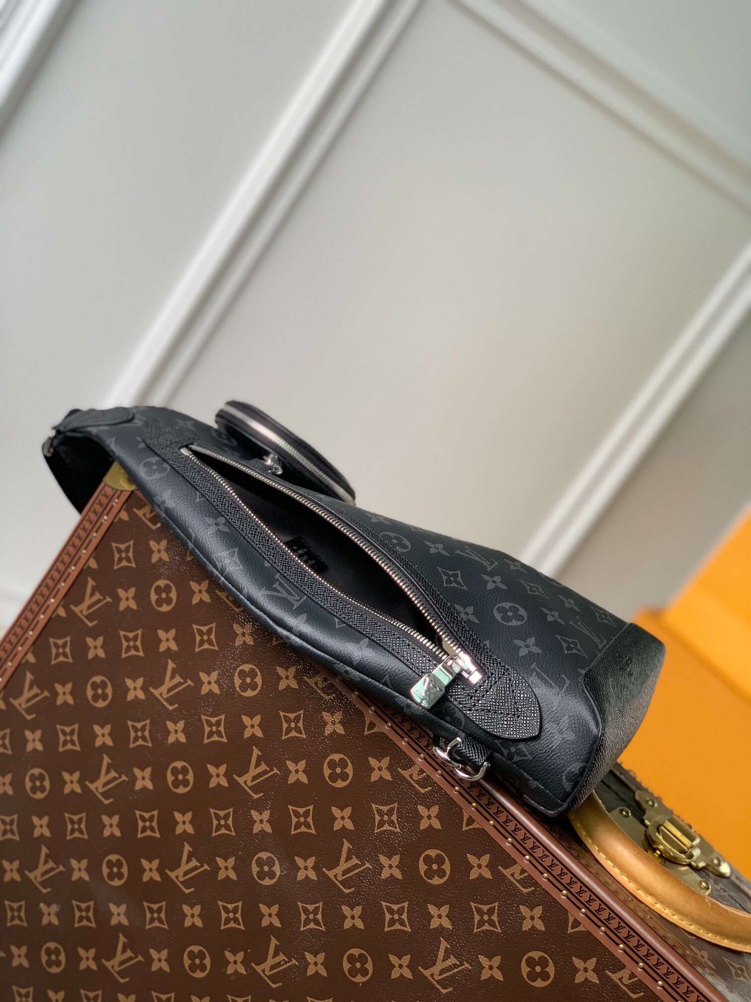 L0vis Vvtt0n Duo Slingbag Black For Men 42cm / 16.5in M30936