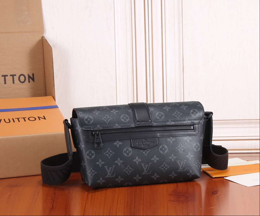 L0vis Vvtt0n S-Cape Messenger Black For Men 28cm / 11in M46794