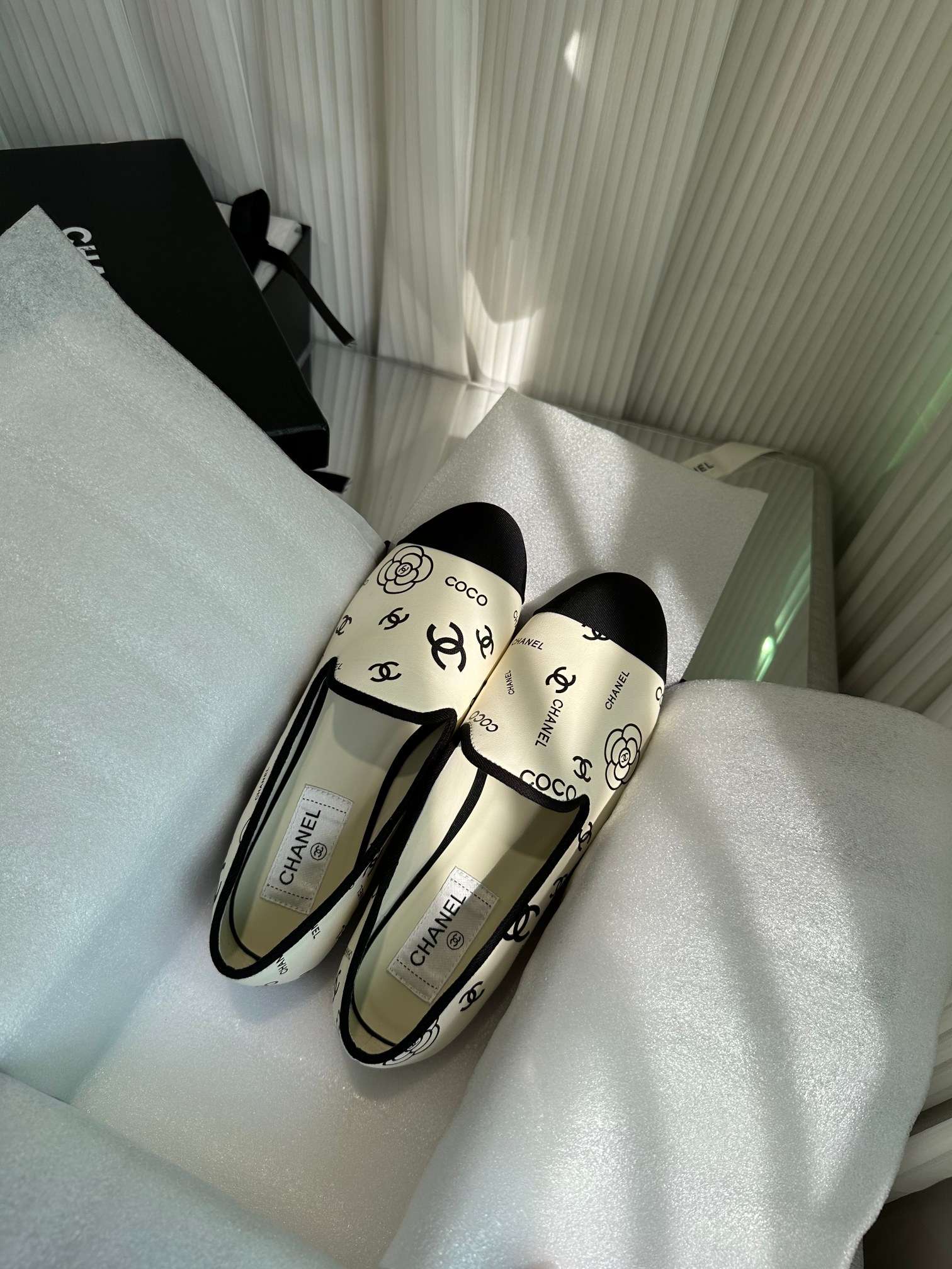 Ch**el Interlocking CC Logo Ballet Flats White For Women