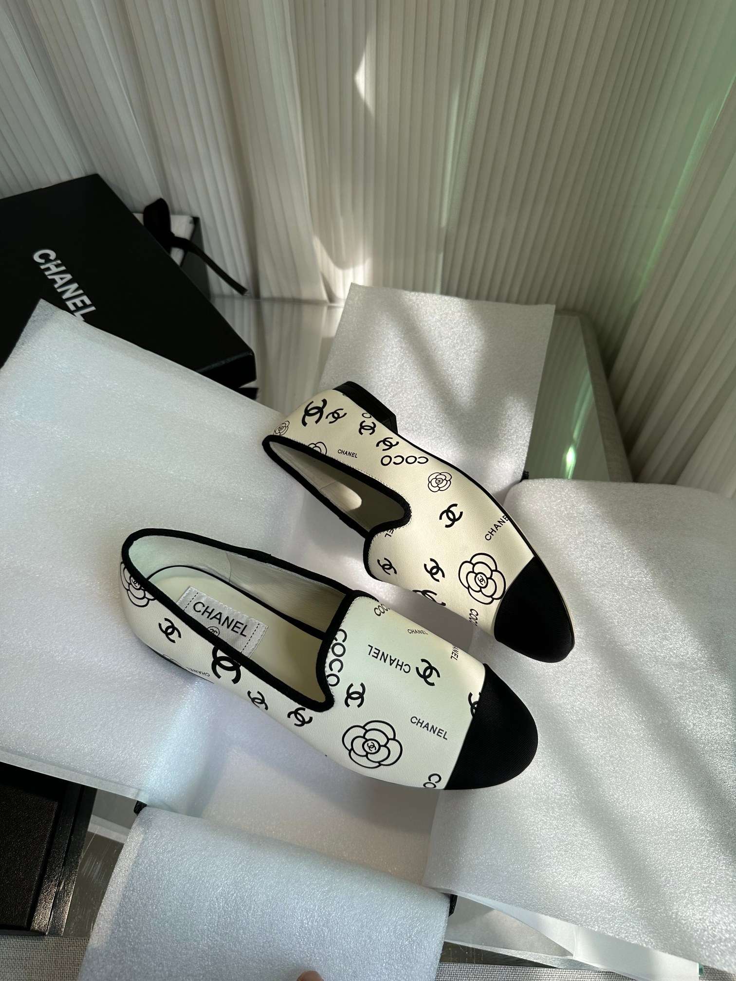 Ch**el Interlocking CC Logo Ballet Flats White For Women