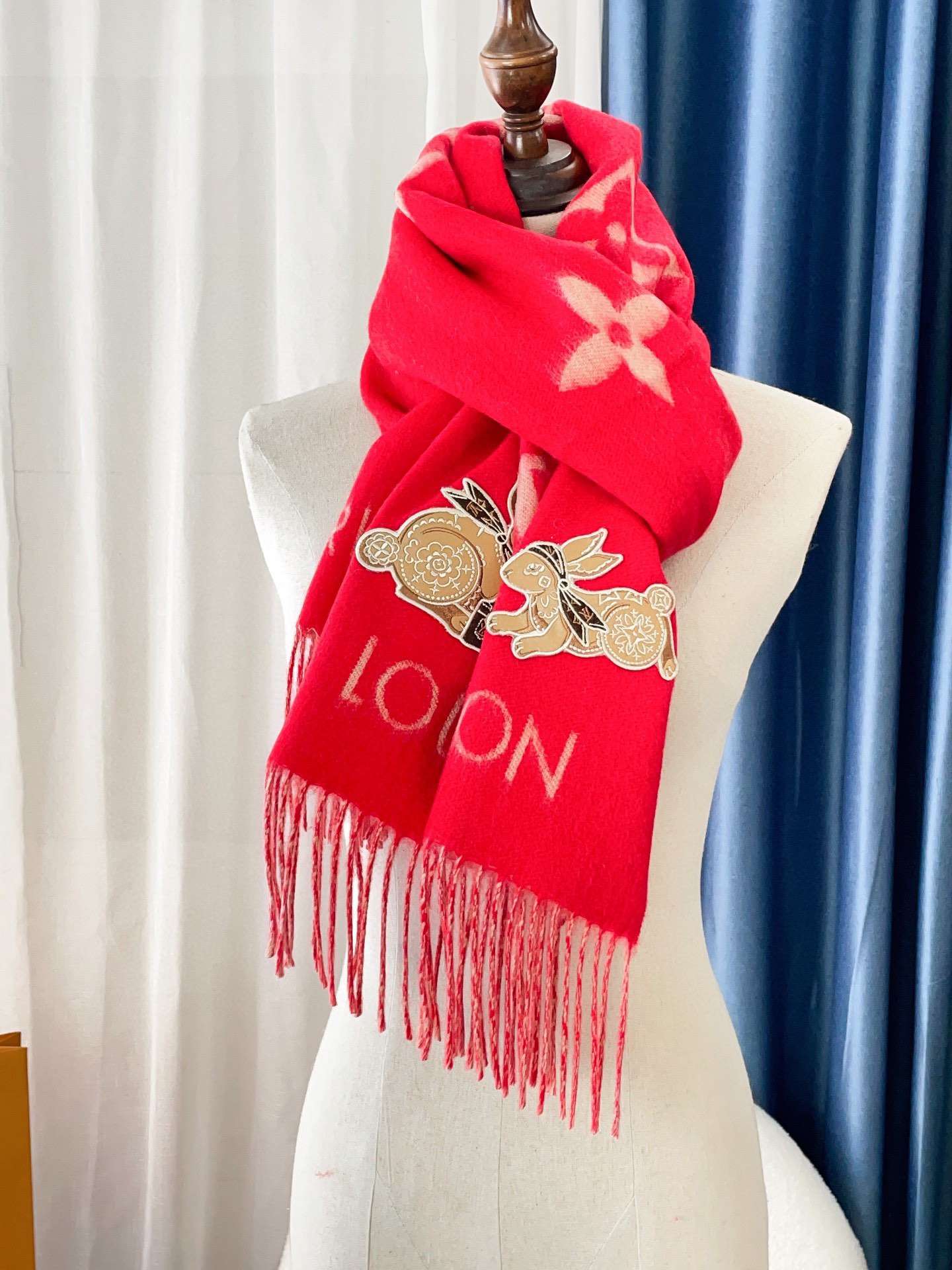 L0vis Vvtt0n Precious Rabbit LV Essential Scarf Red For Women