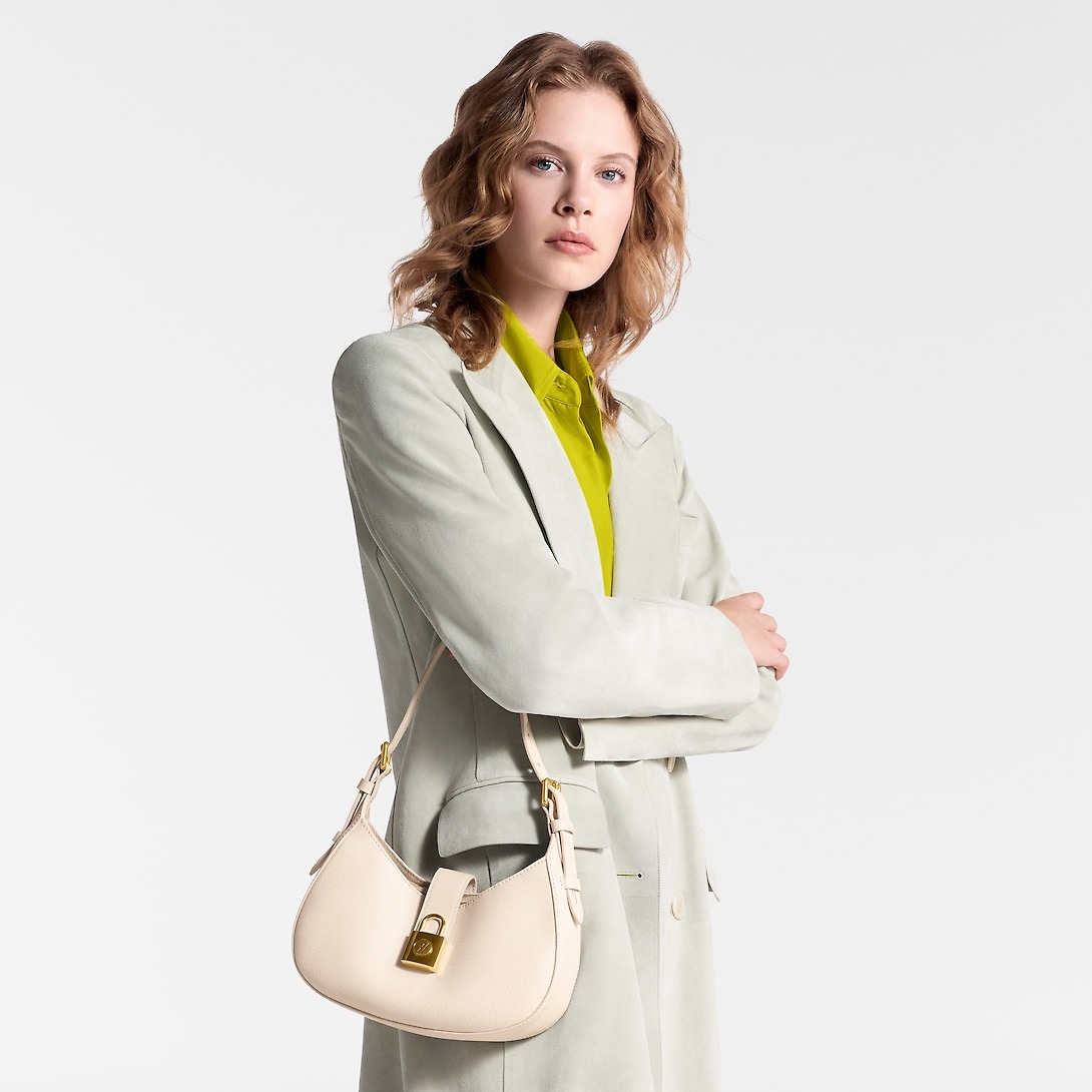 L0vis Vvtt0n Low Key Shoulder Bag Quartz For Women M24990 10.2in/26cm