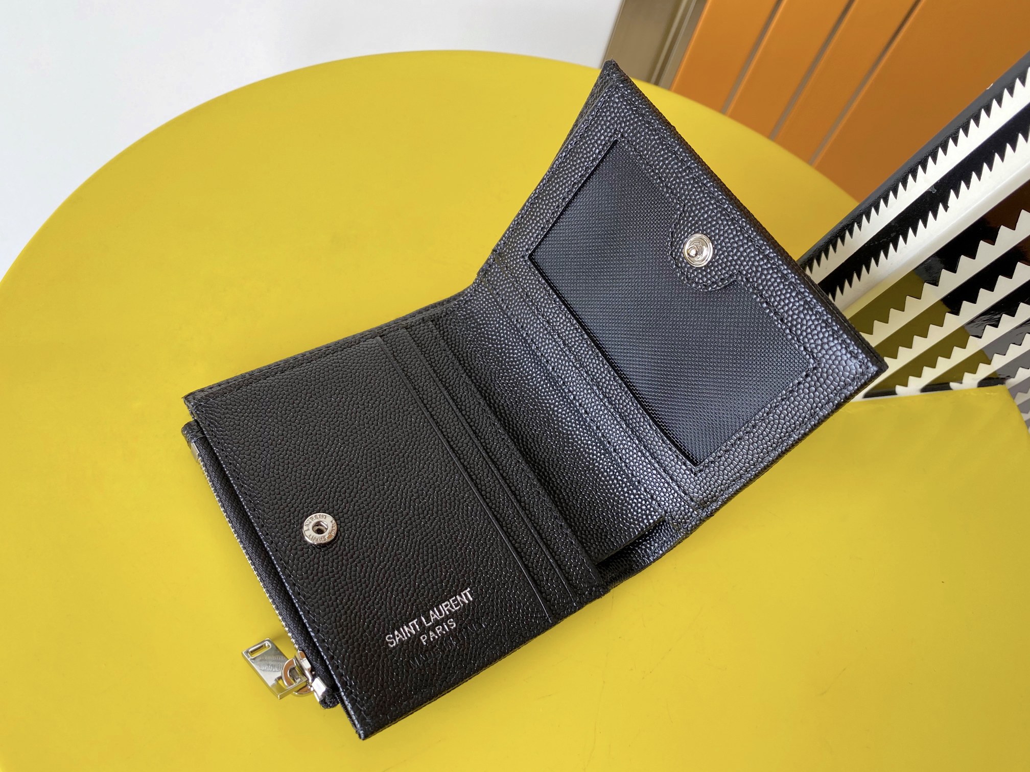 Sa1nt Lau*nt Cassandre Matelaseé Bi-Fold Wallet Black For Women 4.1in/10.5cm 575879BOW021000 Y51