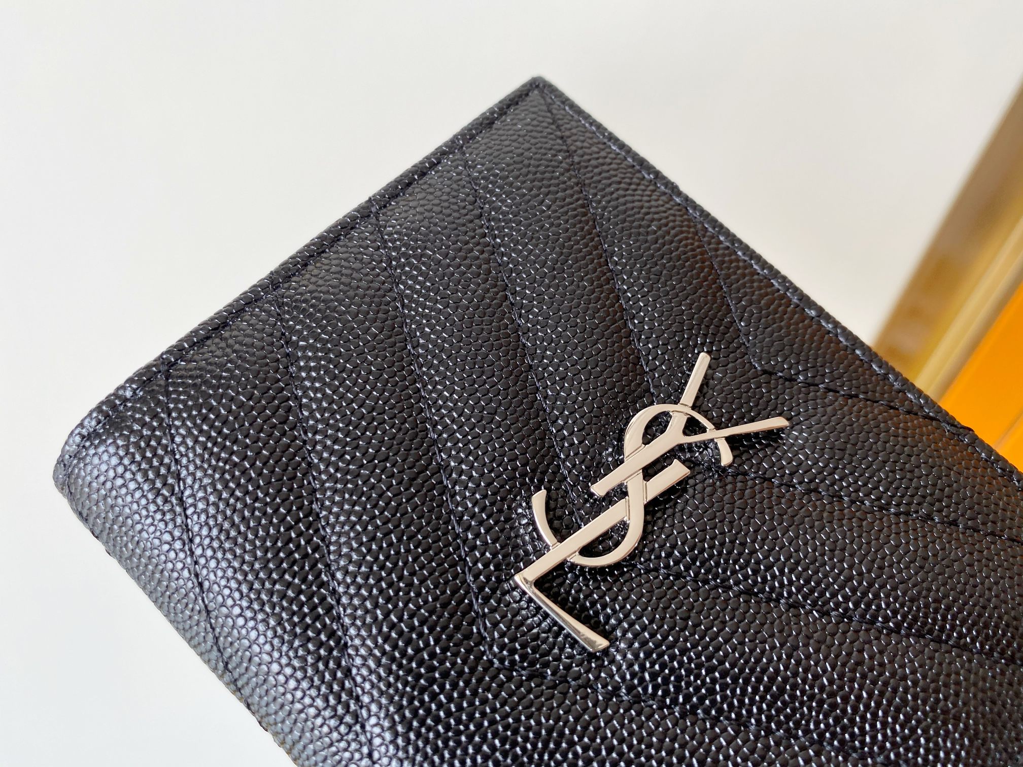 Sa1nt Lau*nt Cassandre Matelaseé Bi-Fold Wallet Black For Women 4.1in/10.5cm 575879BOW021000 Y51
