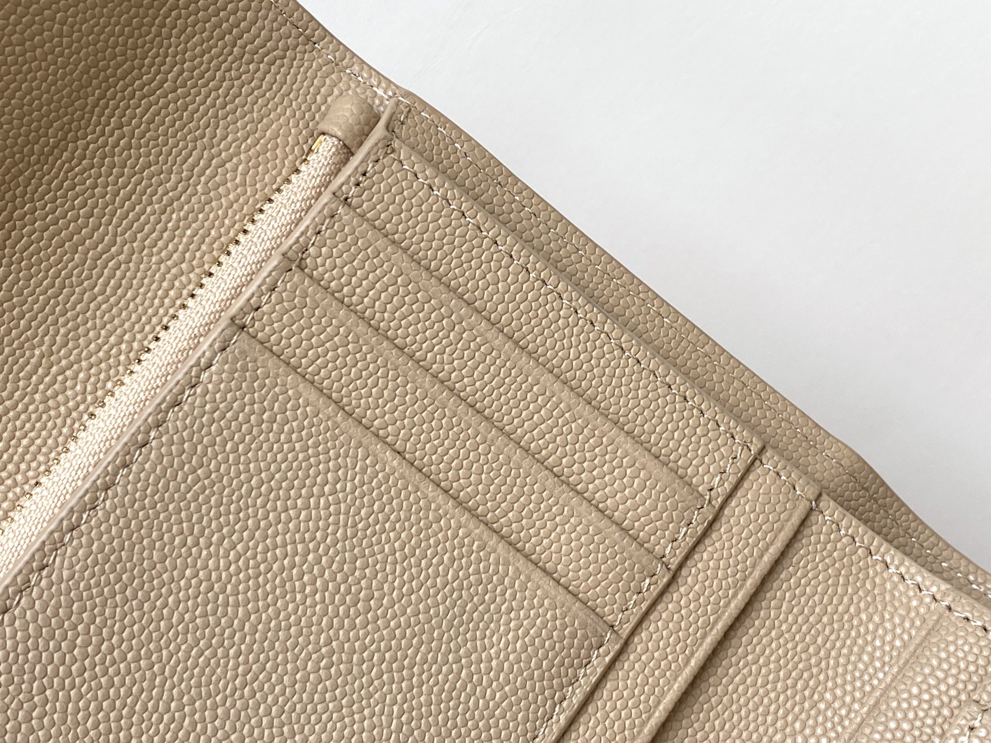 Sa1nt Lau*nt Cassandre Matelaseé Compact Tri Fold Wallet Dark Beige For Women 4.9in/12.5cm 403943BOW012721 Y51