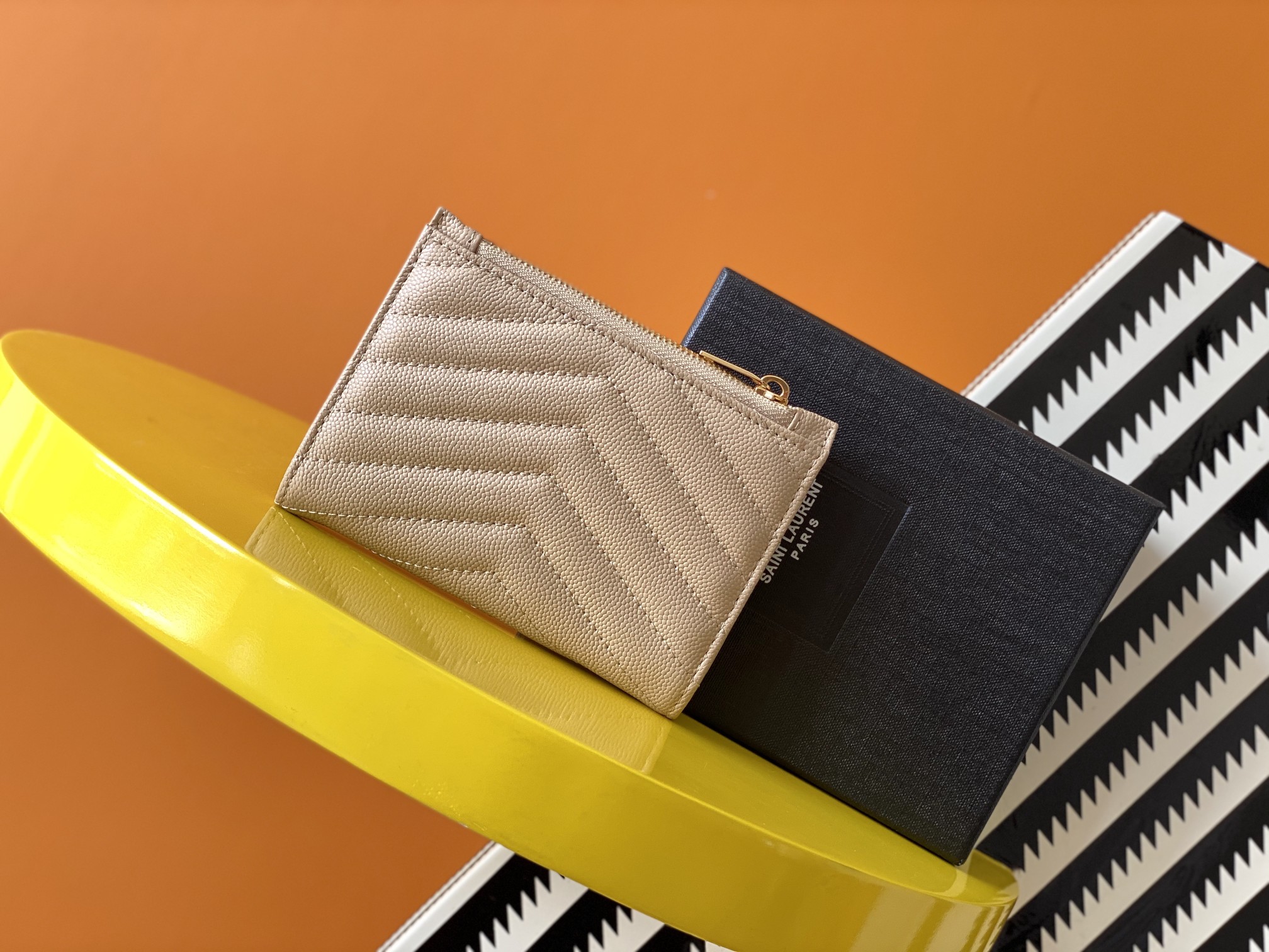 Sa1nt Lau*nt Cassandre Matelaseé Fragments Bi-Fold Wallet Dark Beige For Women 5.1in/13cm 668287BOW012721 Y51