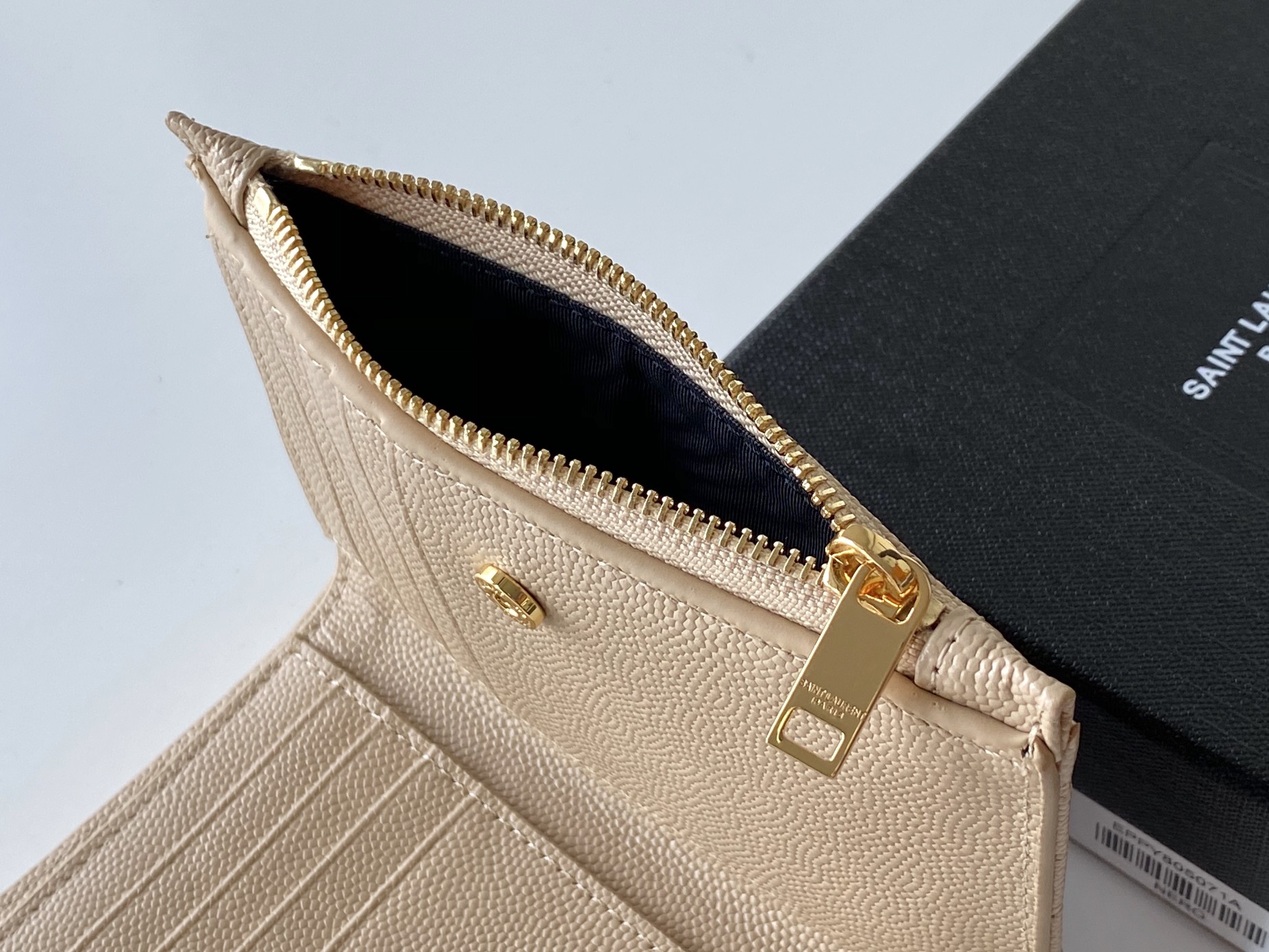 Sa1nt Lau*nt Cassandre Matelaseé Fragments Bi-Fold Wallet Dark Beige For Women 5.1in/13cm 668287BOW012721 Y51