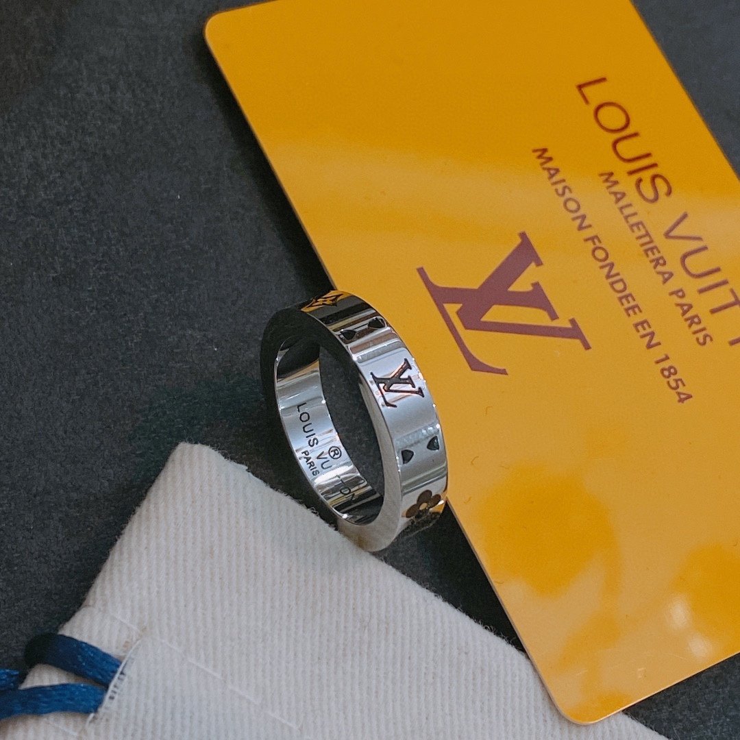 L0vis Vvtt0n Ring