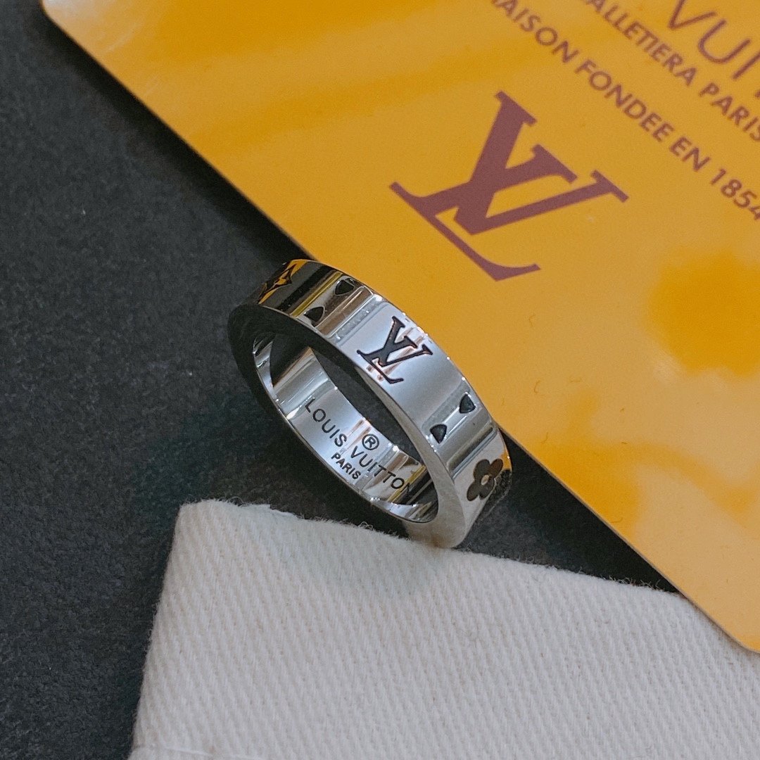 L0vis Vvtt0n Ring